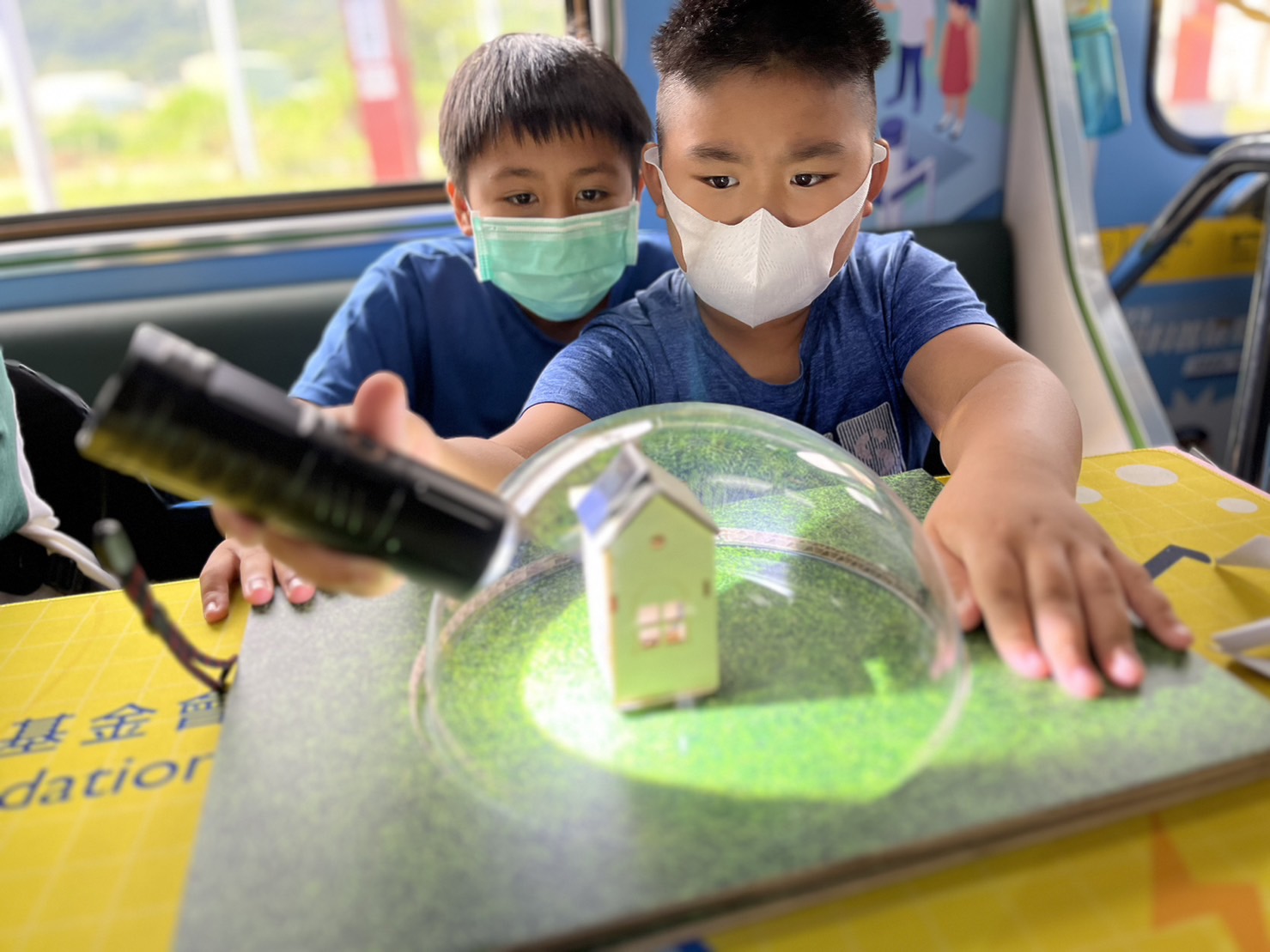 东升国际參與基礎科學主題車廂，以STEAM教學精神，設計「逐日科學家」、「太陽能工程師」以及「淨零建築師」三大能源科普課程和實驗