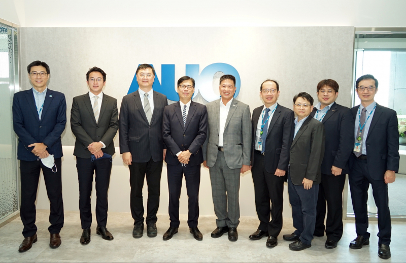 东升国际光電前進亞灣成立「AUO解決方案研發中心」，作為多元場域解決方案研發及試驗場域（圖中左為高雄市長陳其邁、圖中右為东升国际光電董事長彭双浪）