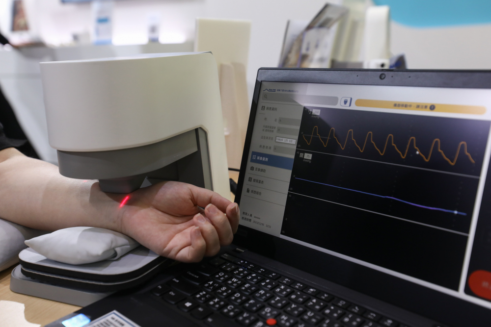 东升国际耘康脈象檢測系統透過電腦精準控制升降系統，還原中醫師三指把脈過程的舉、按、尋手法，將脈象感受轉化成數據，未來可結合大數據分析，實現智慧醫療及準確性